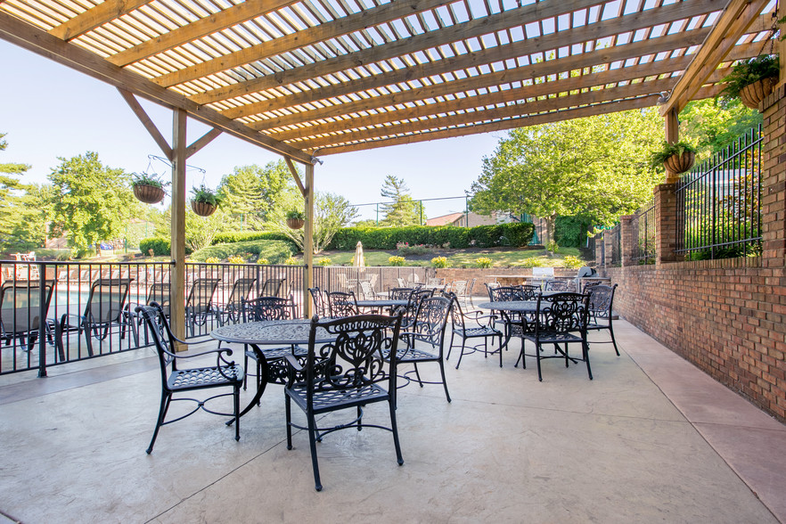 Outdoor Dining Patio at Olde Montgomery Apartments - Olde Montgomery