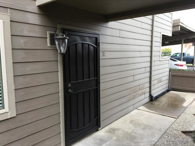 Building Photo - 2004 Ahern St