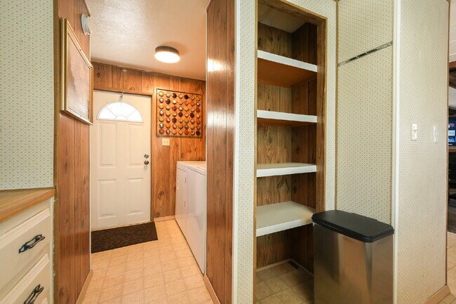 Building Photo - Stylish & Spacious 2-Bedroom Mobile Home