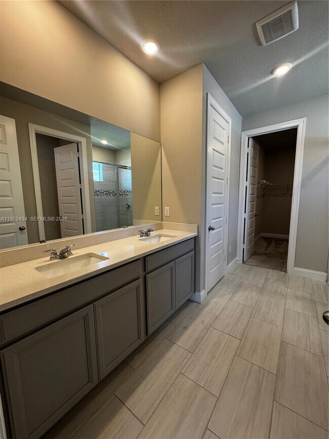 Building Photo - 6712 Cloverdale Ave