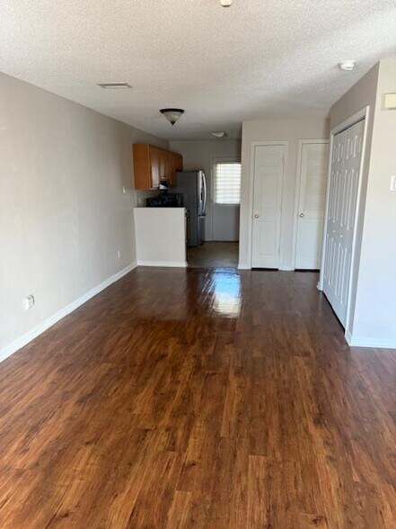 Building Photo - 410 English Ct