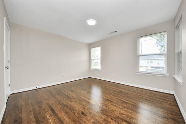 Building Photo - 608 Thomas Ave