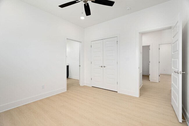 Building Photo - 2707 SW Shackleton Ave