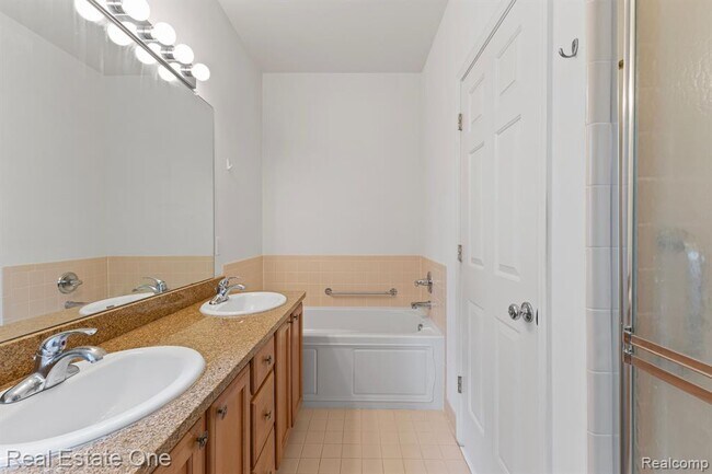 Building Photo - 3091 Camden Dr