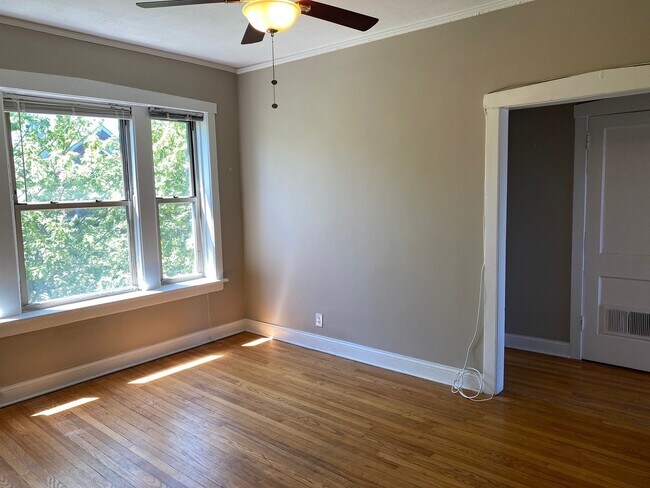 Building Photo - 3103 N Racine Ave