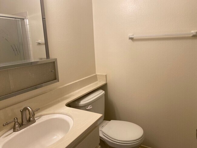 Building Photo - 2 Bedroom TownHome