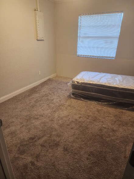 Building Photo - 2118 Navel Cir S