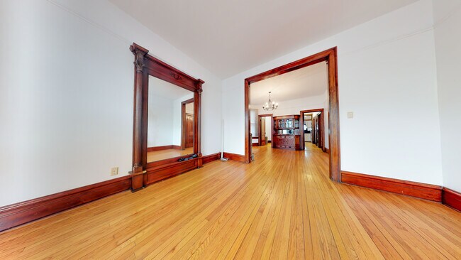 Building Photo - 1127 W George St