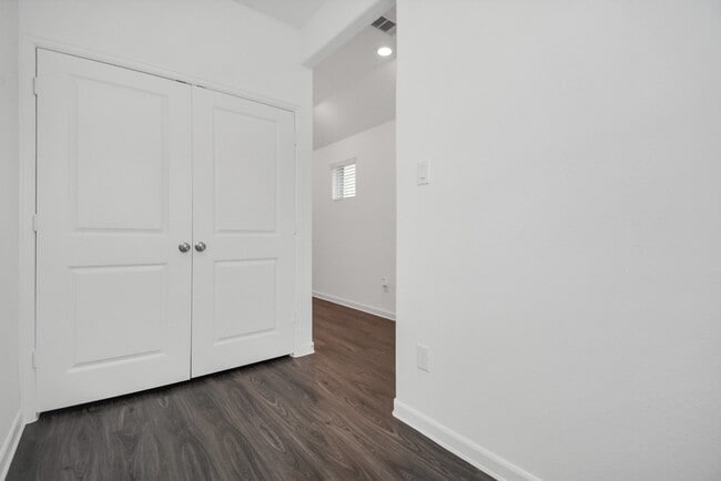 Building Photo - 15878 Mountlong Dr