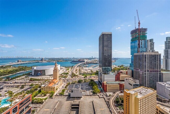 Building Photo - 121 NE 5th St