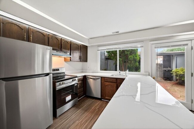 Building Photo - 94 Woodlake Dr