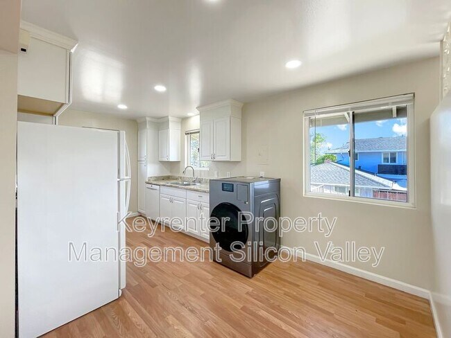 Building Photo - 878 Castlewood Dr