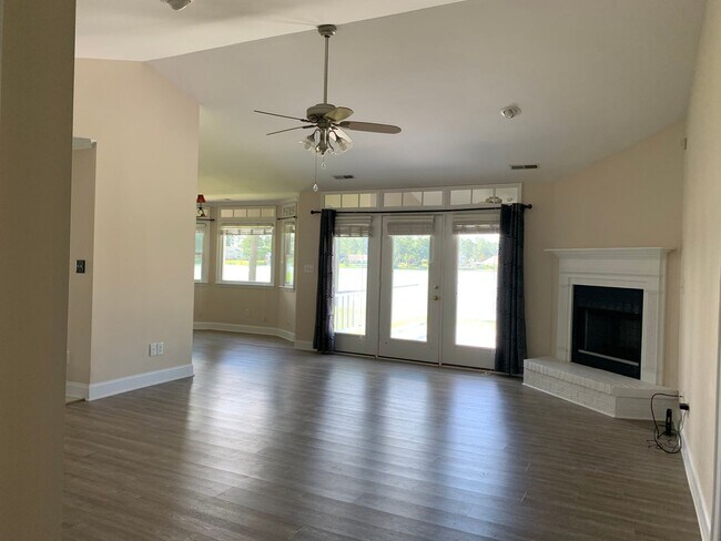 Building Photo - Beautiful Home on Lake Clermont