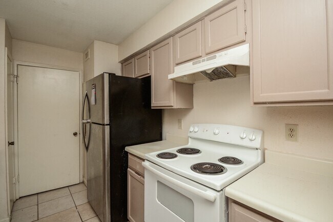 Building Photo - 9700 Leawood Blvd