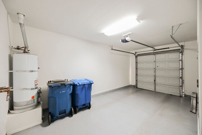 Building Photo - Beautiful 2 bd/2 bath condo in luxury gated Summerlin community ON TPC GOLF COURSE