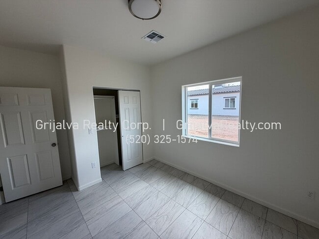 Building Photo - 4501 S 7th Ave