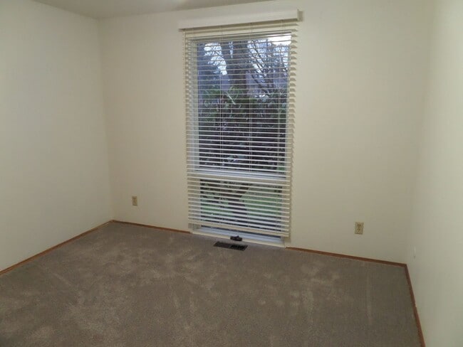 Building Photo - Adorable & Immaculate 3-Bedroom House with...