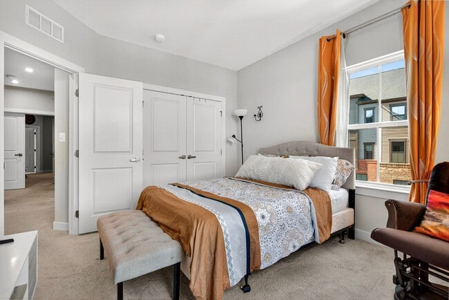 Building Photo - Luxurious 3 Bed 2.5 Bath Townhome In Beautiful Foster's Glen