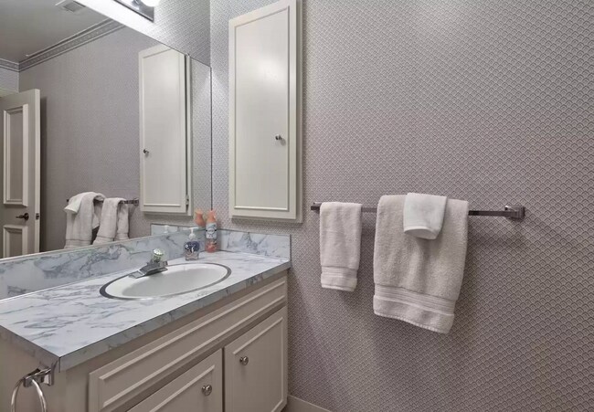 Building Photo - 6900 SE Riverside Dr