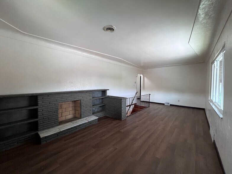 Building Photo - 609 8th St