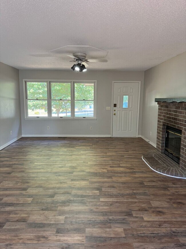 Building Photo - Cute, refreshed home on quiet cul de sac.