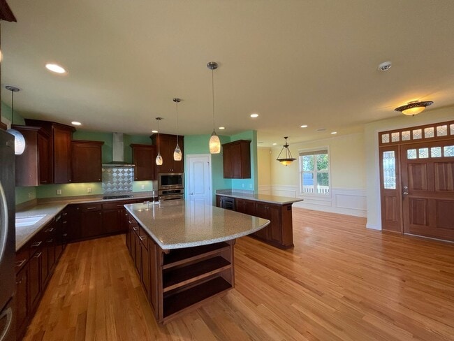 Building Photo - Spacious 4-Bedroom Home with Cascade & Val...