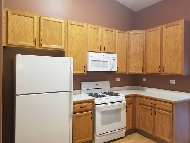 Building Photo - North Naperville Two Bedroom