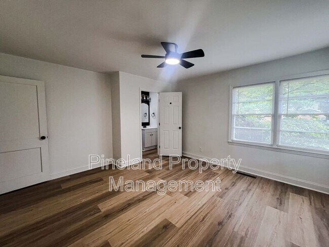 Building Photo - 1009 Martindale Dr