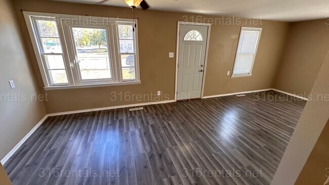 Building Photo - $1250 - 3 bed 1 bath - Single Family Home