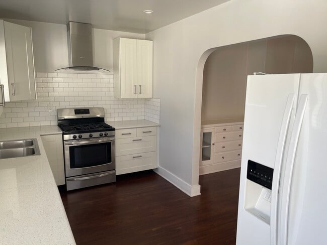 KiKitchen w/stove and dishwasher - 3842 Minerva Ave