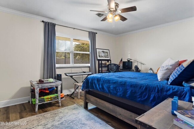 Building Photo - 550 Mockingbird Dr