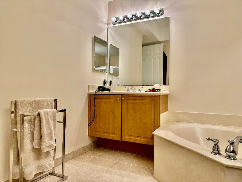 Building Photo - 1305 Mariposa Cir