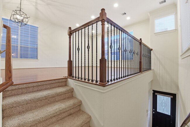 Building Photo - 3209 Clearview Cir