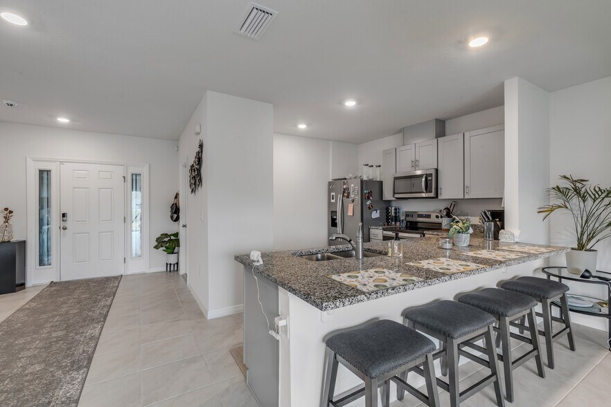 Building Photo - 2724 Silver Canoe Dr