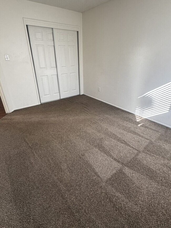 Building Photo - Oakdale-3 bedroom/1 bath Apartment