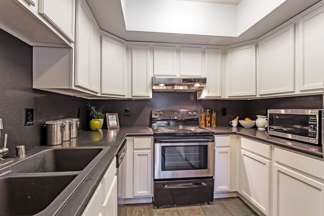 Building Photo - Gorgeous Spacious TownHome in Downtown Mou...