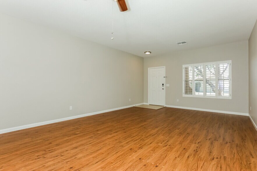 Building Photo - 2837 W San Carlos Ln