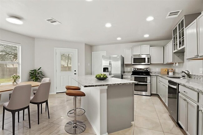 Building Photo - 4901 Woodstock Dr