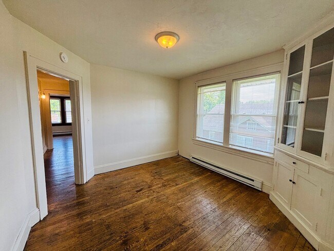 Building Photo - 3 Bedroom 1 Bath Duplex