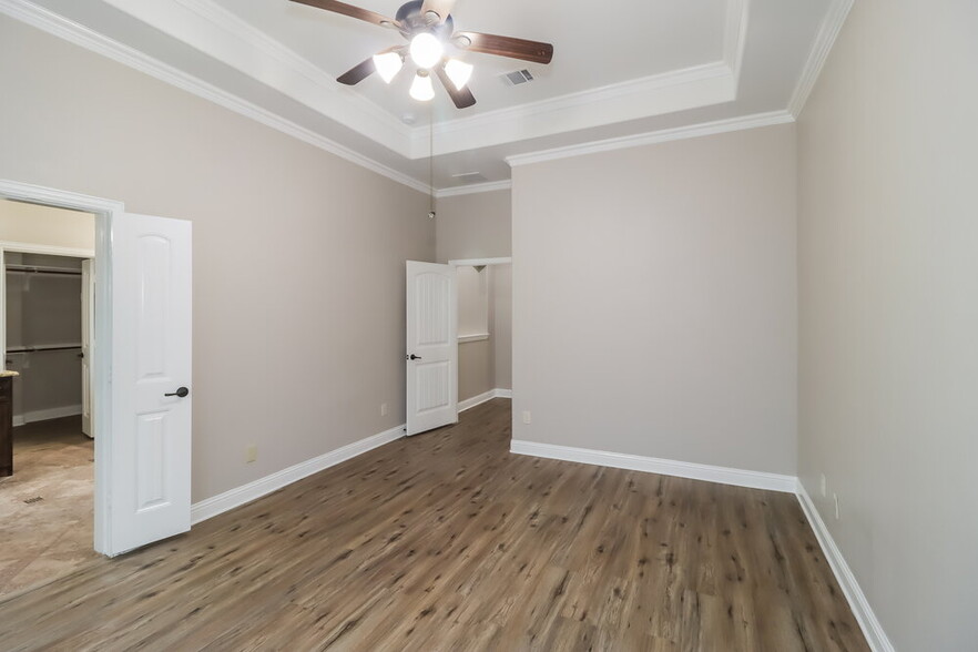 Building Photo - 116 Buescher Cove