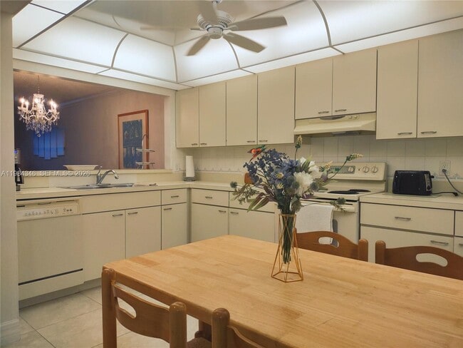 Building Photo - 10200 S Ocean Dr