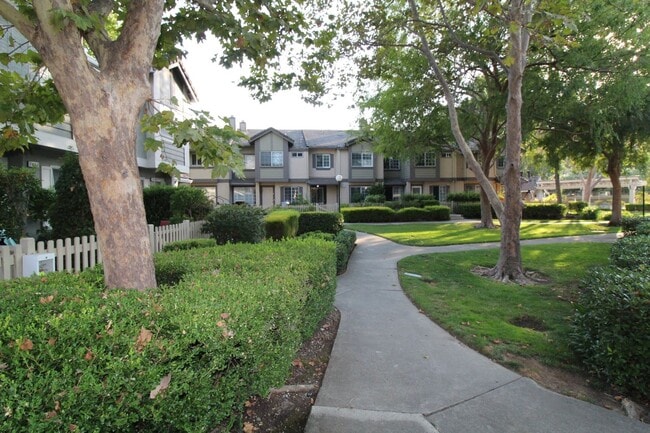Building Photo - Townhouse 2 bedrooms, 2 1/2 baths, 2 car g...
