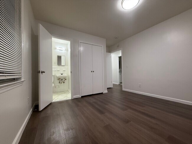 Building Photo - 3992 Ridgedale St