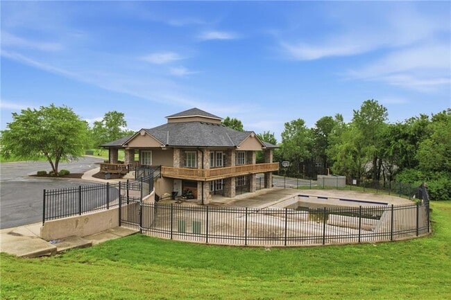 Building Photo - 10337 Parkview Ave