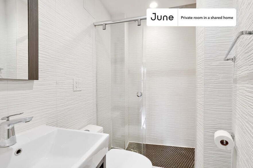 Building Photo - Room in Shared 3 bed/2 bath home