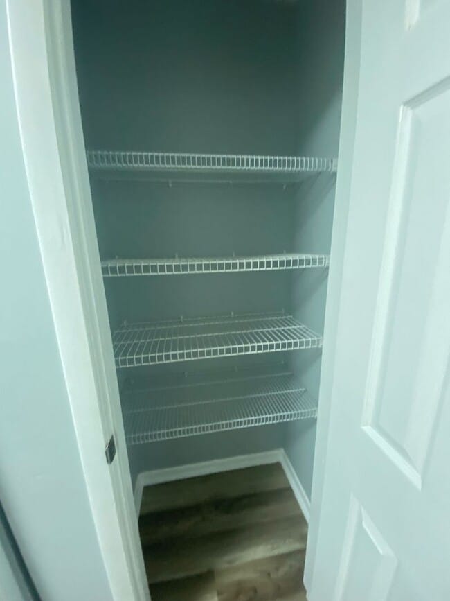 Building Photo - Centrally Located Duplex Unit w/Easy Acces...