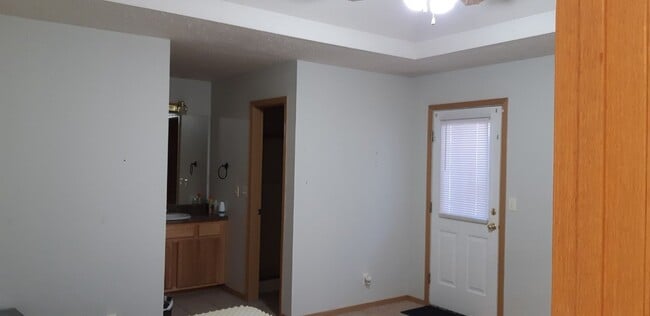 Building Photo - Duplex - 2 bed, 2 bath, 2 car garage in SW...