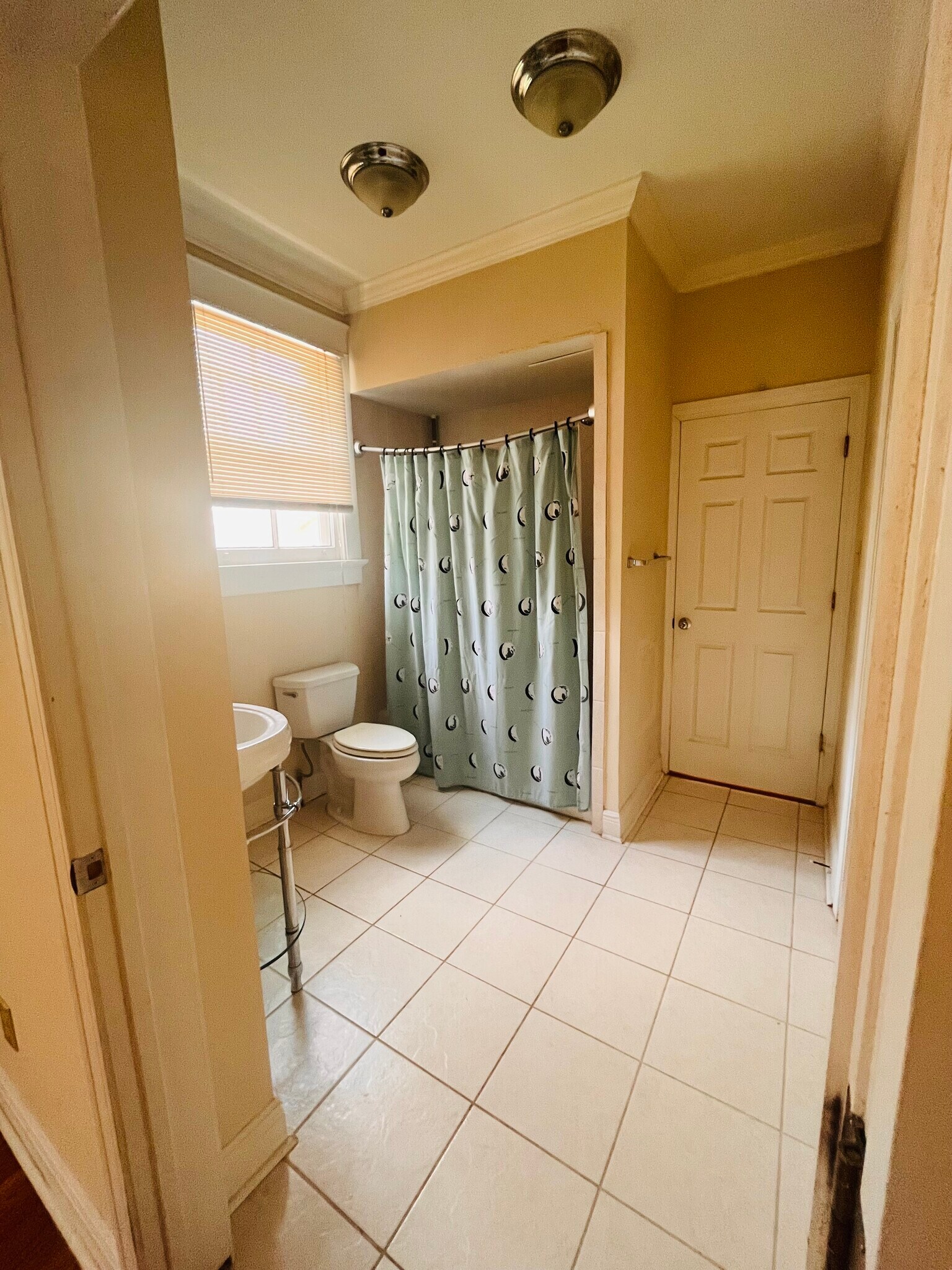 Primary bathroom (pic is of downstairs unit but identical layout) - 2900 Palmer Ave