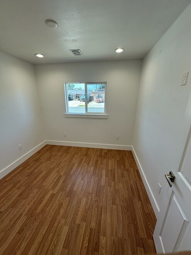 Building Photo - AVAILABLE NOW!  4 Bedroom, 2 Bathroom Home