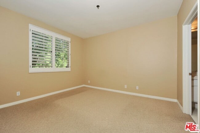 Building Photo - 2222 Beachwood Dr